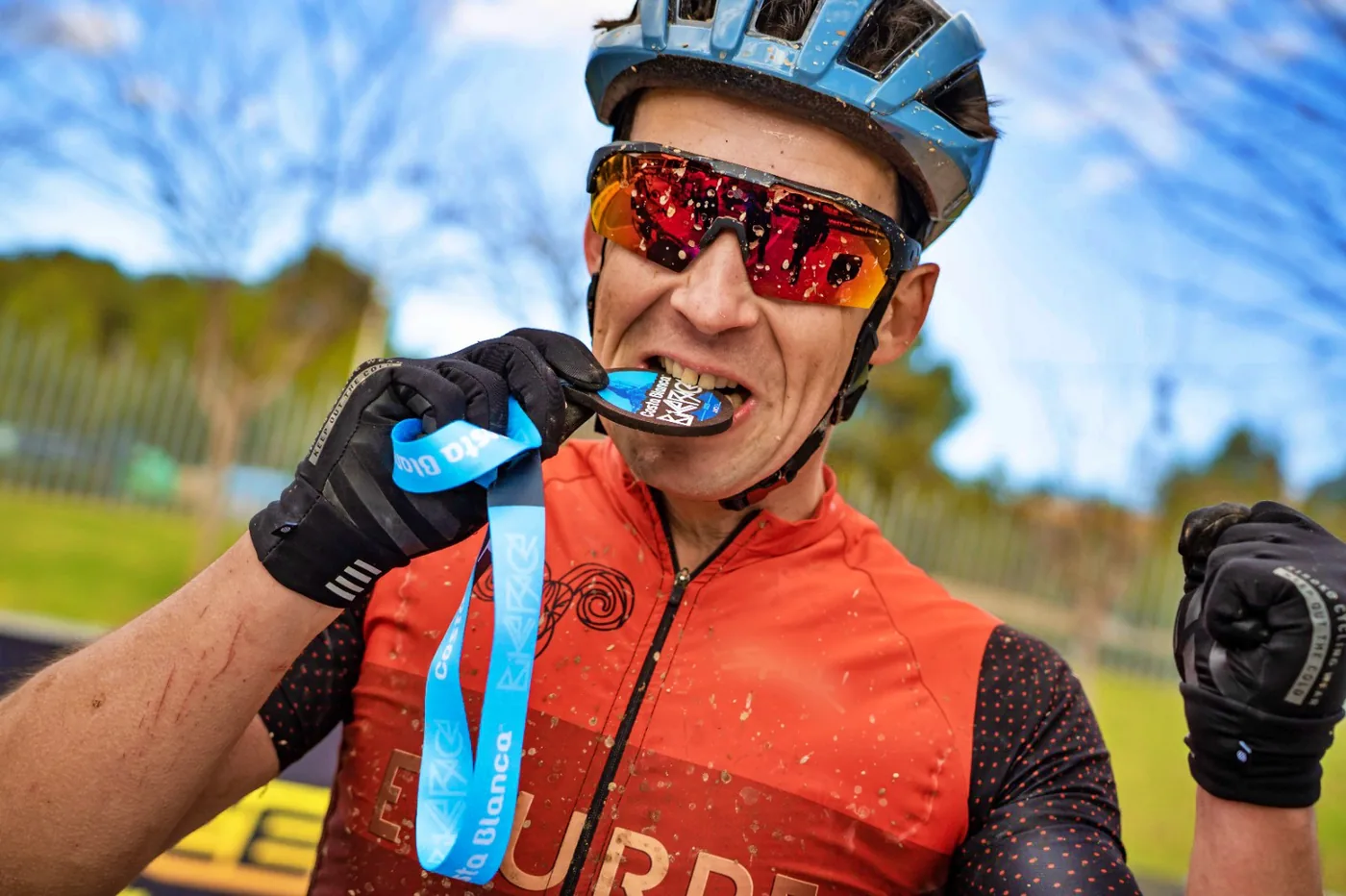Retrato de Andoni Arriaga con casco y gafas de ciclismo tras una carrera.
